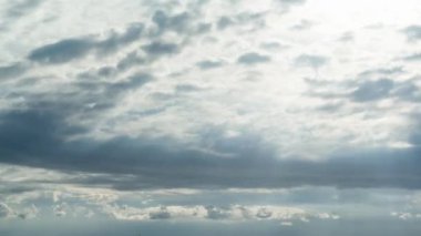 Bulutlar hareket güneş ile ray gökyüzü, 4k zaman atlamalı doğa arka plan