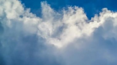 4 k zaman atlamalı bulutlar hareketinin mavi gökyüzü, doğa arka plan