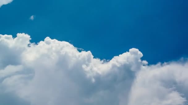 4 k zaman atlamalı bulutlar hareketinin mavi gökyüzü, doğa arka plan — Stok video