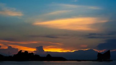 4 k zaman atlamalı ada siluet (Koh Loy), Digital vınlamak dışarı atış ile deniz günbatımı gökyüzünün