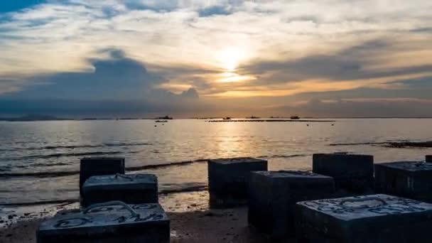 Zeitraffer des Sonnenuntergangs Himmel auf See mit Betonblöcken Silhouette — Stockvideo