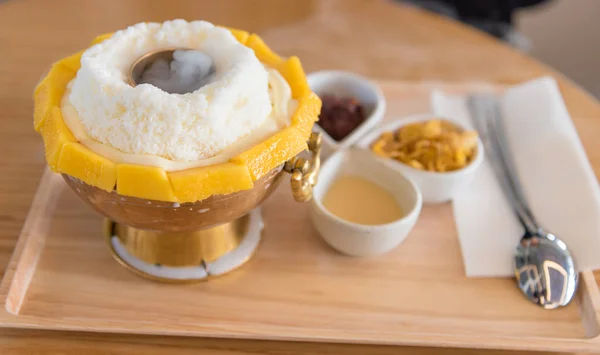 Mango bingsu, meyve tatlı buz. — Stok fotoğraf