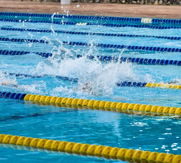 Simning vid poolen, sportigt koncept — Stockfoto