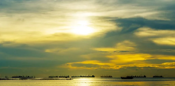 Bel cielo al tramonto con silhouette di nave da carico — Foto Stock