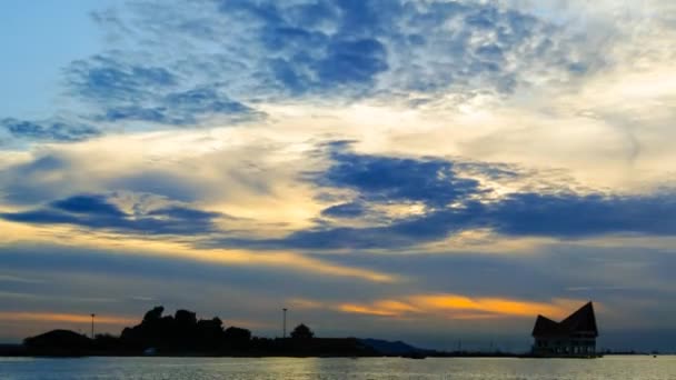 Beweging van de wolken in de hemel op zee met silhouet van dok, time-lapse — Stockvideo