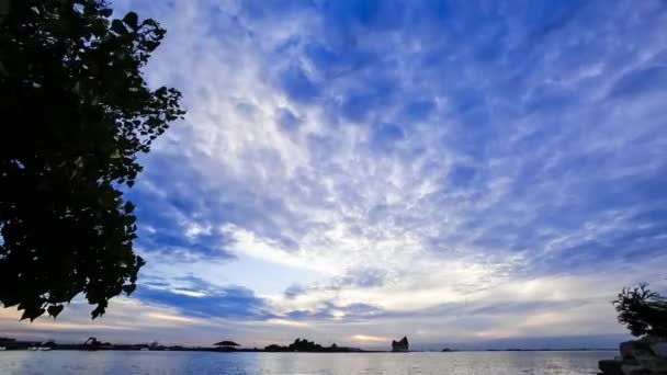 Verkeer van de wolken in de hemel op zee met silhouet van boom voorgrond, 4 k time-lapse — Stockvideo