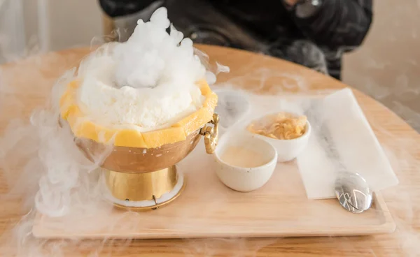 芒果 bingsu，水果冰甜点与装饰打顶在旁边 — 图库照片