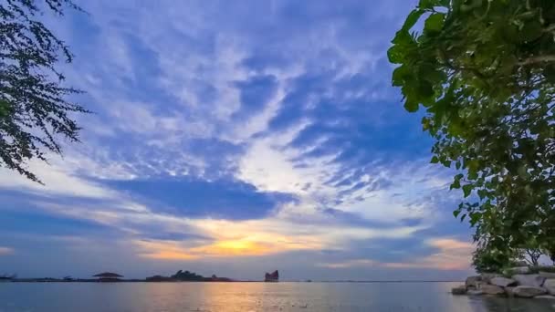 Movimento de nuvens no céu no mar com silhueta de primeiro plano da árvore, lapso de tempo 4K — Vídeo de Stock