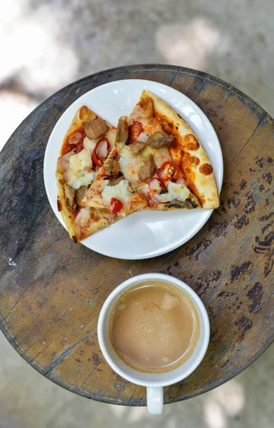 Pequeno-almoço no jardim à hora da manhã — Fotografia de Stock