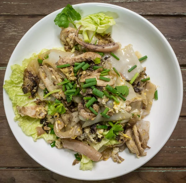 Fideos de arroz frito con pollo, comida tailandesa —  Fotos de Stock