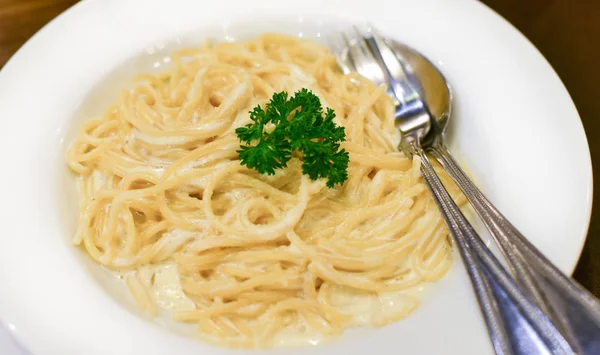 Bonito spaghetti carbonara, comida italiana — Foto de Stock