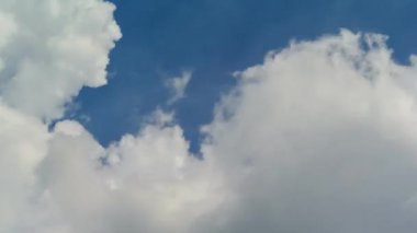 Bulutlar hareket içinde mavi gök, gökyüzü arka plan 4 k zaman atlamalı