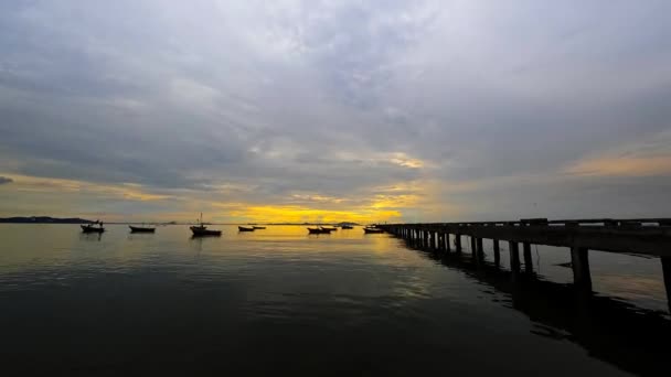 Si Chang, günbatımı gökyüzü balıkçı tekne ile ada ve ön plan, zaman atlamalı dok — Stok video