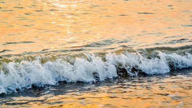 Güzel sıçramasına deniz sörf