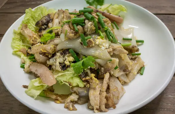 Macarrão de arroz frito com frango, comida tailandesa — Fotografia de Stock