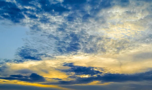 Dramatischer Himmel mit hellem Hintergrund bei Sonnenuntergang — Stockfoto