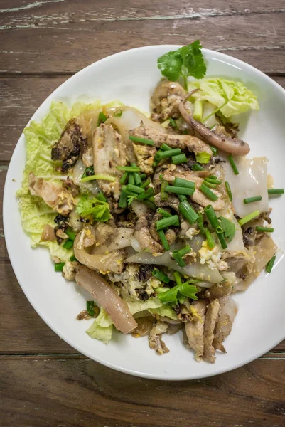 Gebratene Reisnudeln mit Huhn, thailändischem Essen — Stockfoto