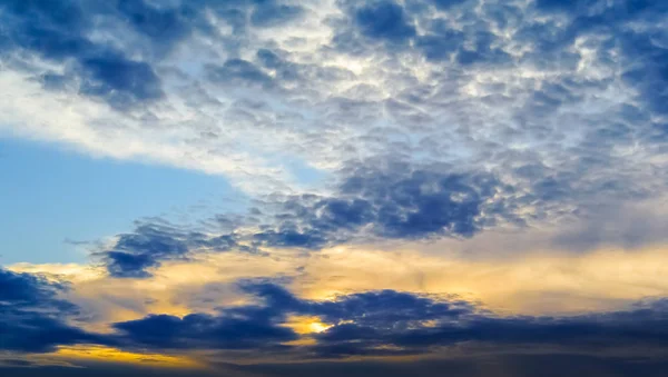 Dramatik gökyüzü arkaplanı — Stok fotoğraf