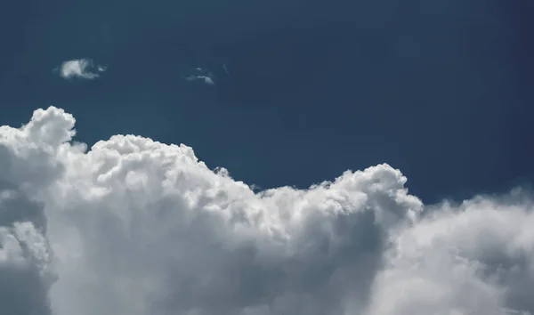 Wolken vor blauem Himmel — Stockfoto