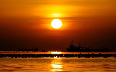 Güzel tekne siluet deniz günbatımı gökyüzü ile 