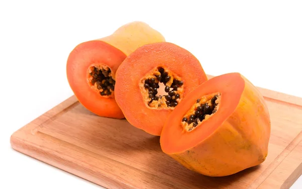 Papaya-Scheibe mit Holzblock isoliert auf weißem Hintergrund — Stockfoto