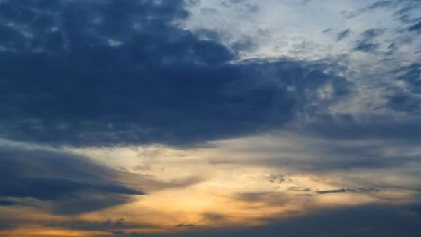 Buen movimiento clous con la luz del atardecer en el cielo, lapso de tiempo — Vídeo de stock