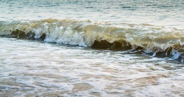 Güzel sıçramasına deniz sörf