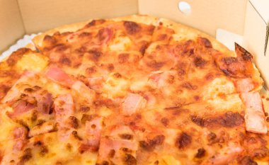 Kağıt kutusu paketi içinde lezzetli pizza 