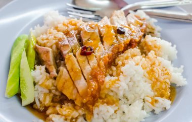 Tatlı sos ile pirinç gevrek domuz eti