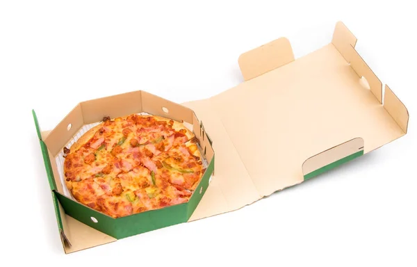 Deliciosa pizza dentro del paquete de caja de papel aislado —  Fotos de Stock