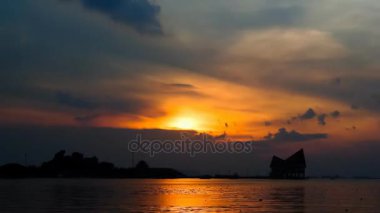 Deniz ile ada siluet, 4 k zaman atlamalı bulutlar ve gökyüzü günbatımı gökyüzü