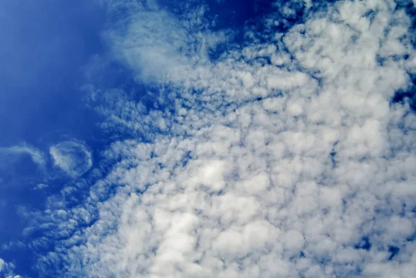 Nuvens agradáveis no céu azul profundo — Fotografia de Stock