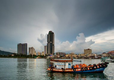 Sriracha cityscape arka plan ile yolcu tekne palamarla