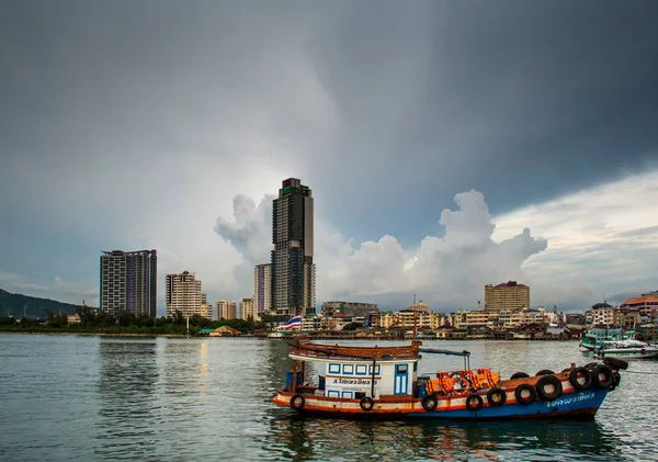 Passagerarbåt förtöjd med Sriracha stadsbilden bakgrund — Stockfoto