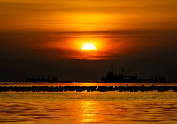 Szép hajó sziluettje a tengeren, napnyugtakor ég — Stock Fotó