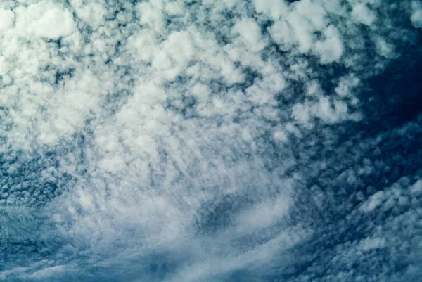 深蓝色天空中的美丽云朵 — 图库照片