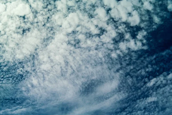 Beaux nuages dans un ciel bleu profond — Photo