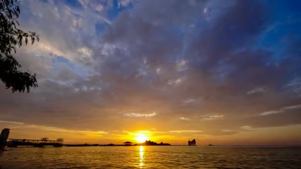 4 k zaman atlamalı denizde gökyüzünde hareket bulutlar ile günbatımı gökyüzünün — Stok video