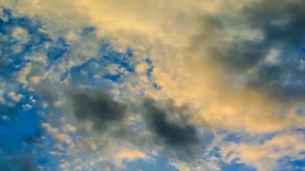 4K lapso de tiempo de bonitas nubes con luz del atardecer en el cielo crepuscular — Vídeos de Stock