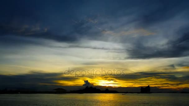 4 k Time lapse ήλιο ray μετά από το ηλιοβασίλεμα στη θάλασσα με φόντο σιλουέτα νησί Koh Loy — Αρχείο Βίντεο