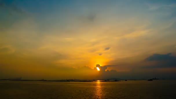 Lasso di tempo di raggio del sole da sinistra a destra, cielo di tramonto al mare — Video Stock