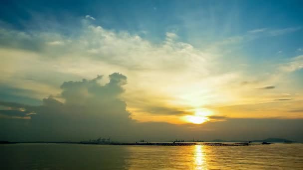 Tidsfördröjning för solnedgång sky till sjöss med moln rörelse, zooma ut skott — Stockvideo