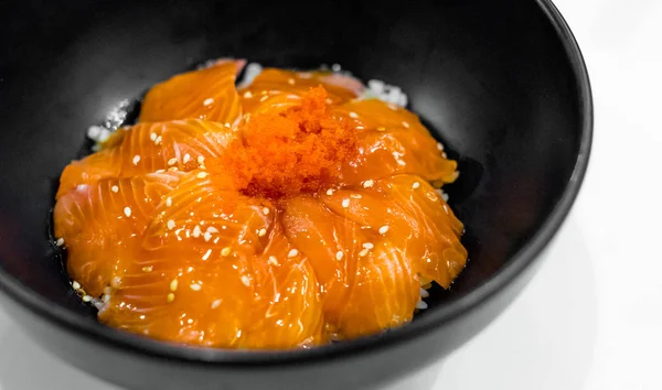Saumon et oeufs de poisson avec riz — Photo