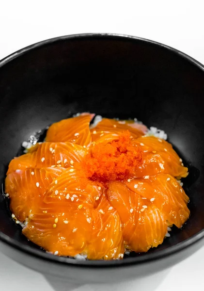 Salmão e ovos de peixe com arroz — Fotografia de Stock