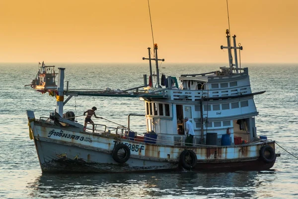 Barco de pescadores en el mar — Foto de Stock