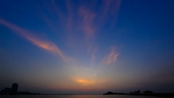 El lapso de tiempo del crepúsculo cielo en el mar — Vídeo de stock