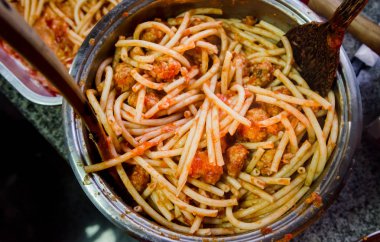 Domates soslu makarna ve et topu