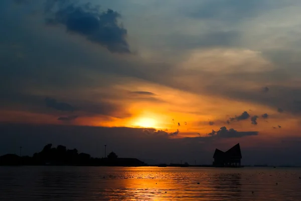 Schöner Sonnenuntergangshimmel am Meer mit Inselsilhouette — Stockfoto