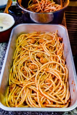 İçinde tepsi domates soslu makarna ve et topu