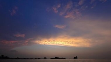 Zaman atlamalı günbatımı gökyüzü ve deniz, atış Zoom